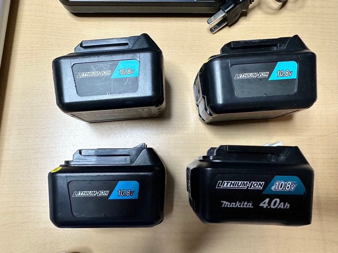 Makita CL107FD 充電式クリーナー 本体、付属品、スタンド