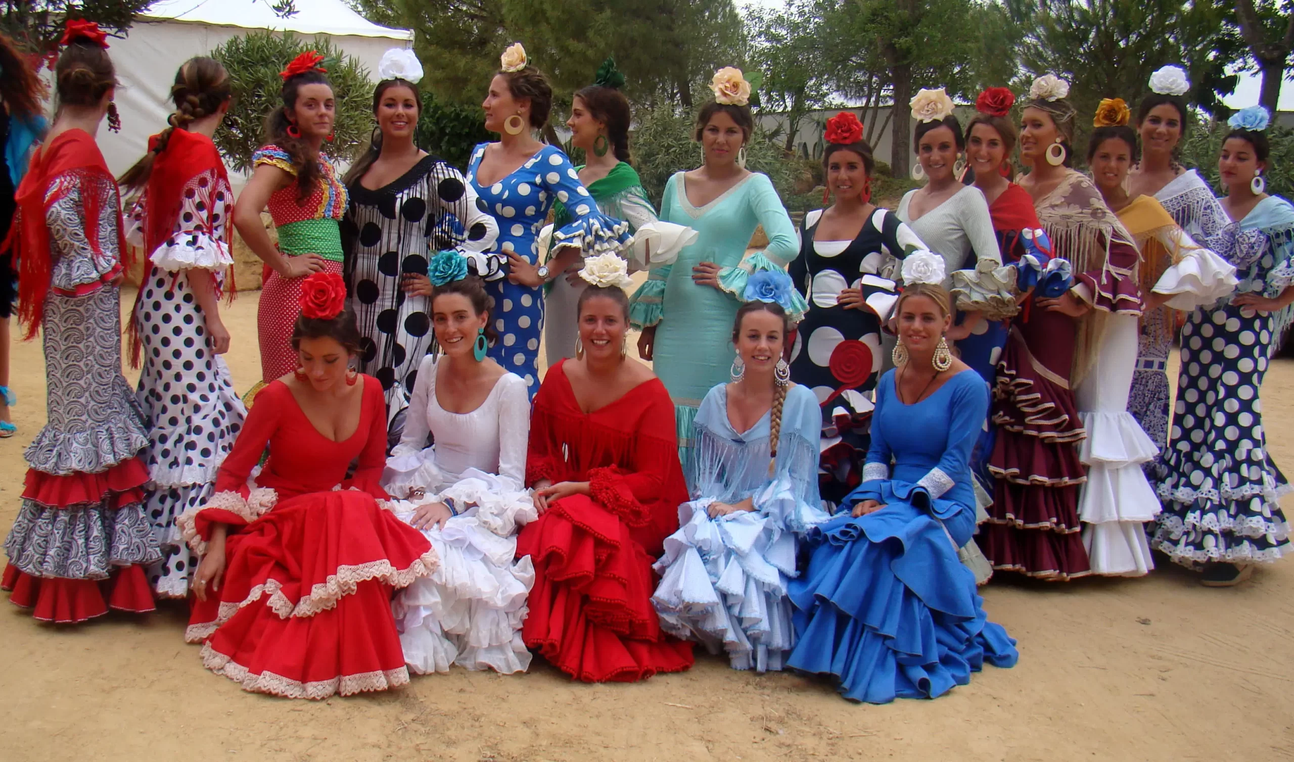 Mujeres con trajes de flamenco