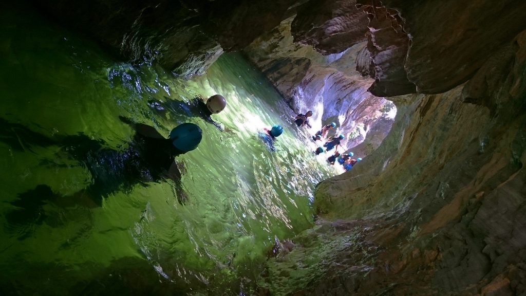 Grupo de personas nadando en una cueva