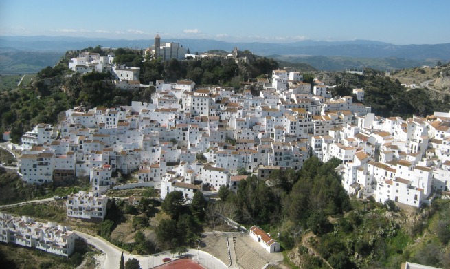 Vista de casas blancas sobre una montañs