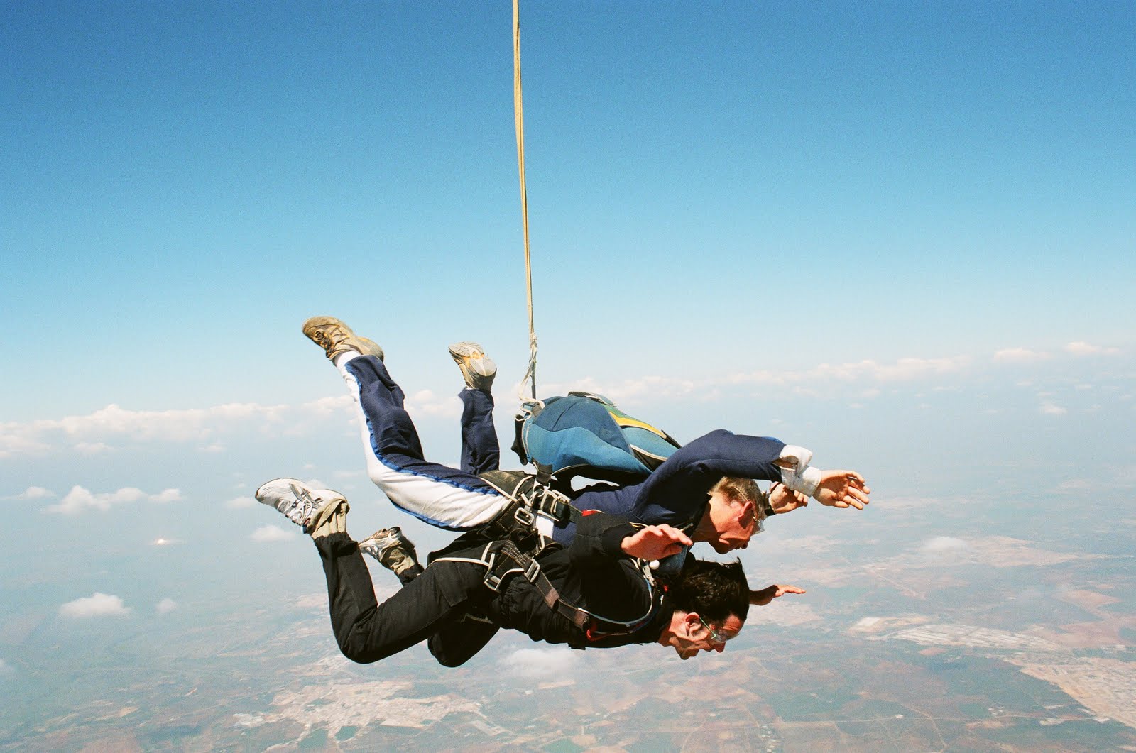 Personas practicando salto de paracaídas